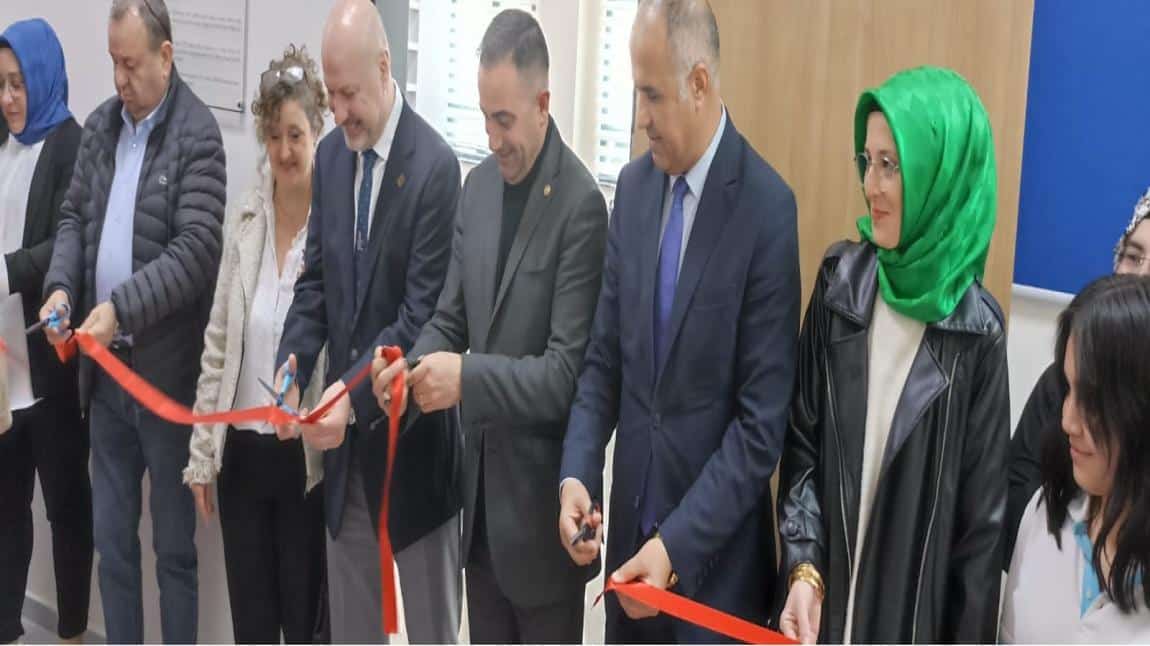 Prof. Dr. Serdar TURHAL tarafından Mahmut TURHAL okul kütüphanemizin açılışı yapıldı.
